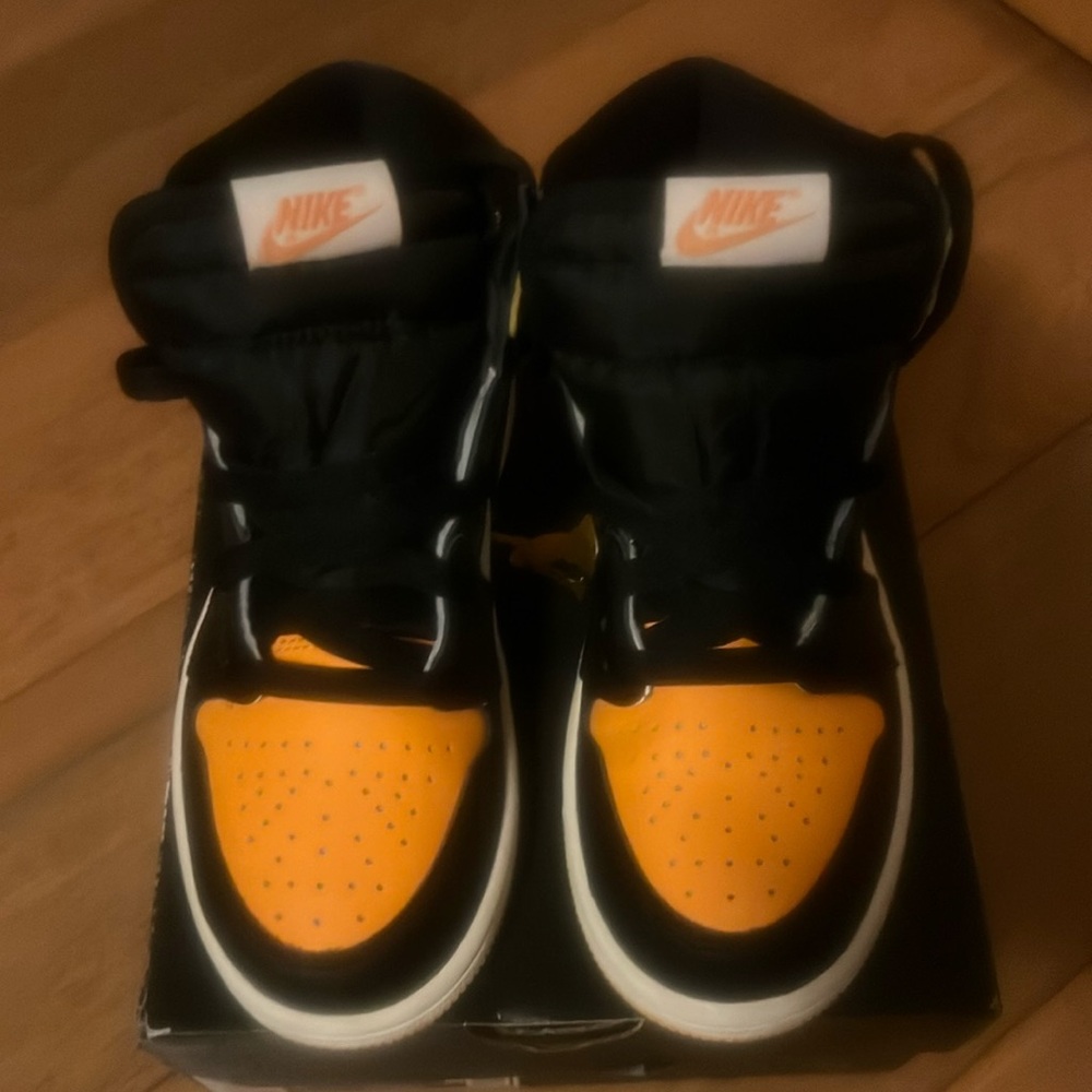 Kids Jordan Retro 1s Orange + Black sz 2Y LIKE NEW